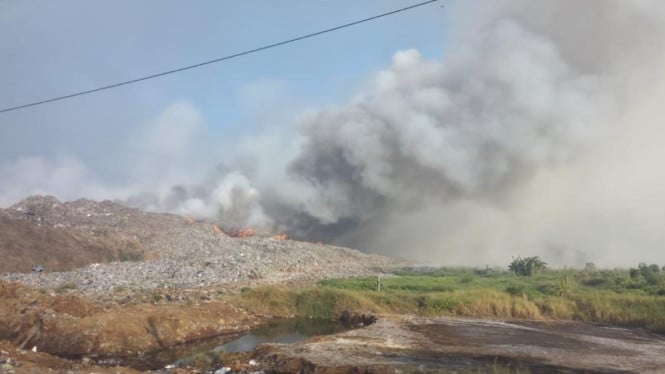 Petugas Damkar Terus Berjuang Memadamkan Sisa Api TPA Jatiwaringin di Hari Keempat Operasi