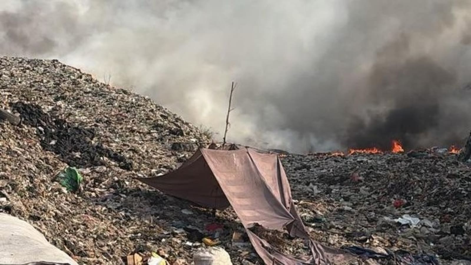 Krisis Lingkungan di TPA Jatiwaringin: Kebakaran Berlarut-Larut Ancam Kesehatan Ribuan Warga Tangerang