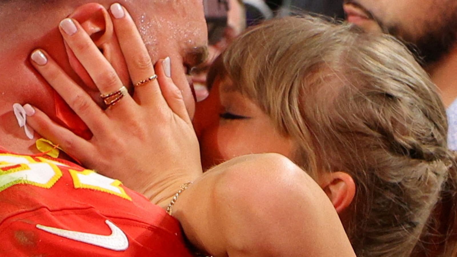 Taylor Swift dan Travis Kelce Resmi Bersatu dalam Pernikahan Spektakuler di New York
