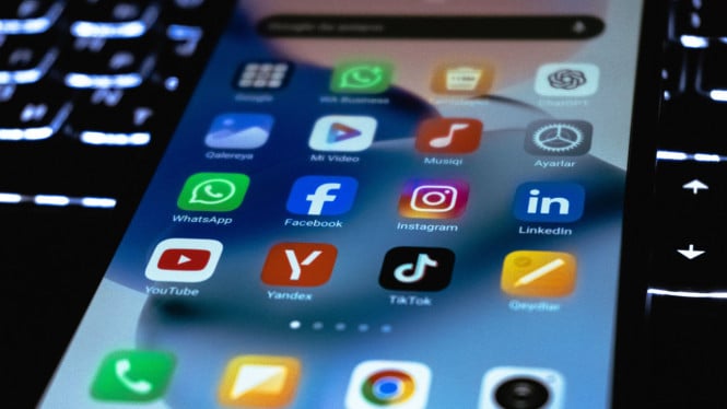 Revolusi Layar OLED di Segmen Harga Terjangkau: Smartphone Flagship Kini Bukan Lagi Mimpi Konsumen Indonesia
