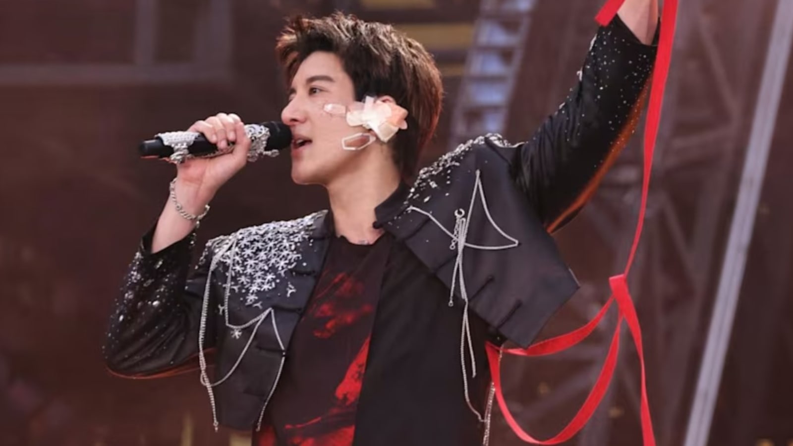 Dedikasi Tinggi Wang Leehom: Terjatuh dan Terluka Parah, Tetap Selesaikan Pertunjukan di Hadapan Puluhan Ribu Penggemar