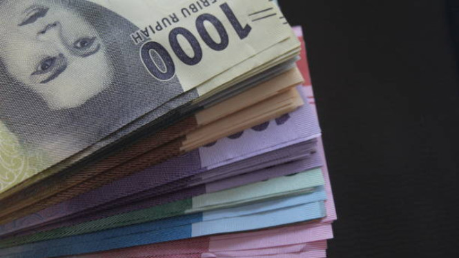 Nilai Tukar Rupiah Terus Merosot Menembus Rp 18.075, Ekonomi Indonesia Tertekan Akibat Ketidakseimbangan Fiskal dan Ketegangan Geopolitik