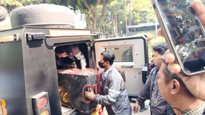 Pengawal Ketat Polda Metro Jaya Terima 74 Kilogram Emas Sitaan dari Kasus Korupsi Sentul