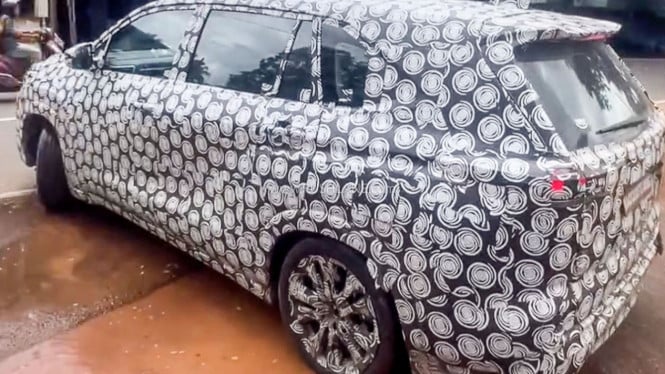 Inovasi Terbaru Toyota Innova Hybrid Tertangkap dalam Pengujian Jalan, Menghadirkan Peningkatan Signifikan di Kabin