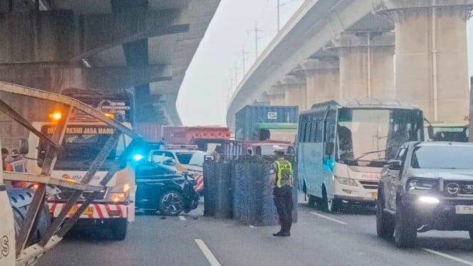 Insiden Tabrakan Berantai di Tol Japek, Empat Kendaraan Terlibat dan Lalu Lintas Terganggu