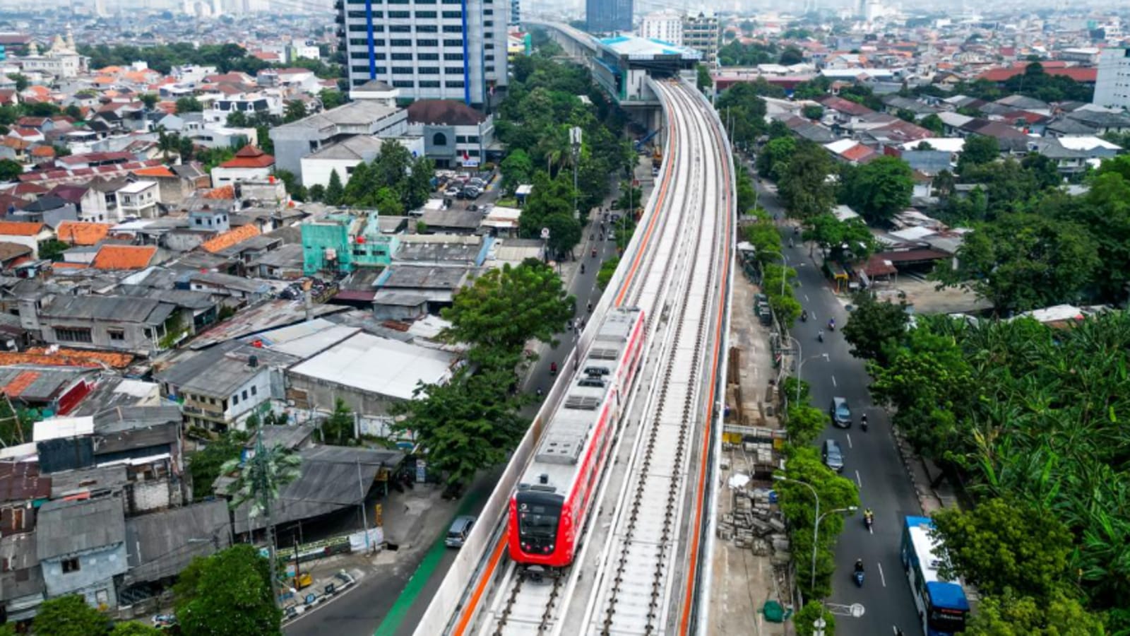 Gaya Hidup Konsumtif Gen Z Jakarta: Pengeluaran Bulanan Mencapai Rp12 Juta Tanpa Jaminan Ekonomi Stabil