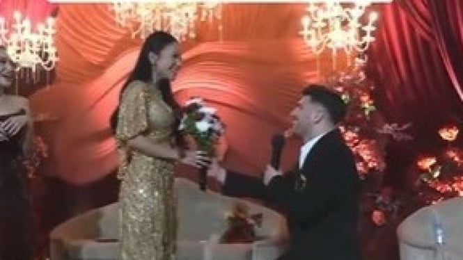 Momen Romantis di Pelaminan: Dinar Candy Menangkap Buket Pengantin dan Langsung Dilamar Pria Berkebangsaan Turki