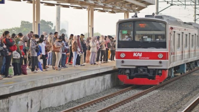 Profesionalisme Terpertanyakan: Petugas Stasiun KRL Diduga Main Game Mobile Legend Saat Jam Kerja
