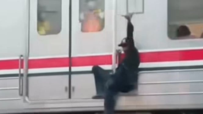 Aksi Berbahaya di KRL Tanjung Priok: Penumpang Nekat Gelantung di Luar Gerbong, KAI Commuter Ambil Tindakan Tegas