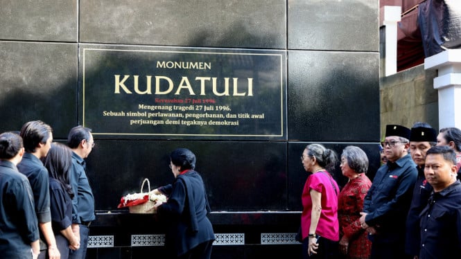 Megawati Pimpin Upacara Penghormatan Korban Peristiwa 27 Juli 1996 di Monumen Kudatuli