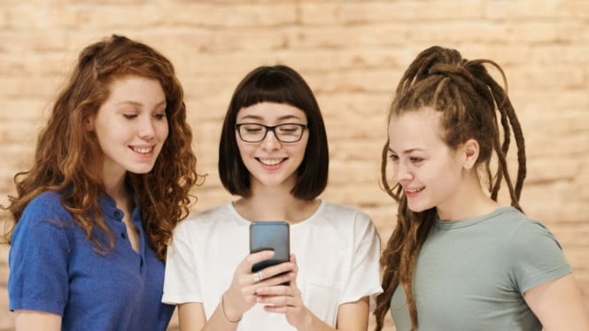 Fenomena Konsumsi Smartphone Premium di Indonesia: Antara Rasionalitas dan Aspirasi Sosial