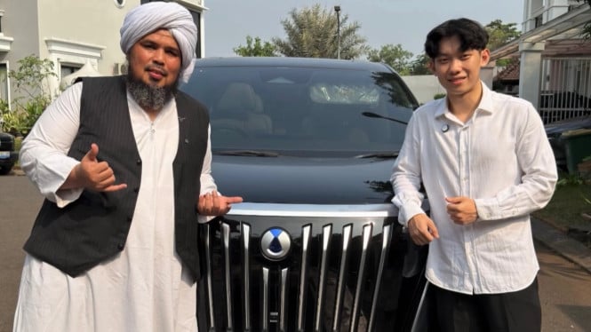Willie Salim Persembahkan Mobil Listrik Mewah untuk Ustaz Derry Sulaiman pada Perayaan Ulang Tahunnya