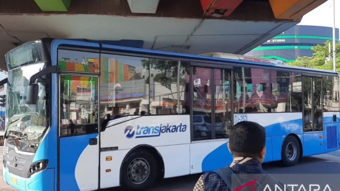 Transjakarta Buka Suara Soal Insiden Penumpang Diusir di Halte Kampung Melayu: Keluhan Gangguan Kebersihan Jadi Pemicu