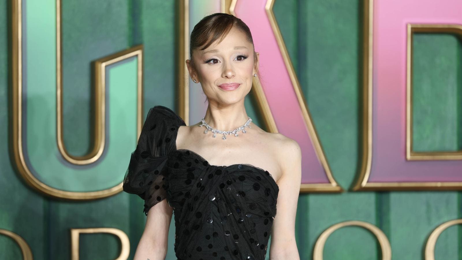 Ariana Grande Putuskan Mundur dari Industri Hiburan: Langkah Terukur untuk Kesehatan Mental dan Pribadi