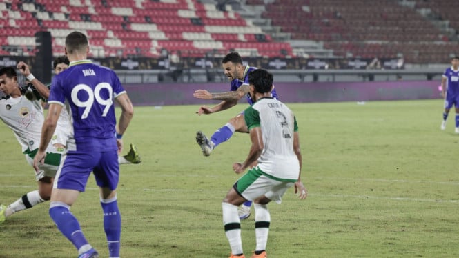 Persib dan Persebaya Saling Silang Gol di Babak Pertama Final Piala Presiden: Pertandingan Berlanjut Pukul Peluit