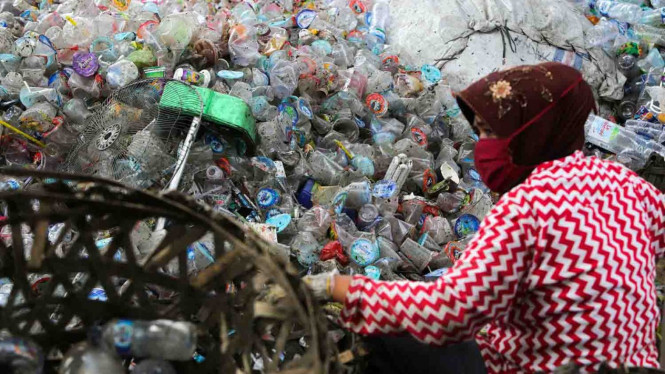 Dari Tumpukan Sampah Menjadi Sumber Penghasilan: Peluang Ekonomi Sirkular dalam Pengelolaan Plastik di Indonesia