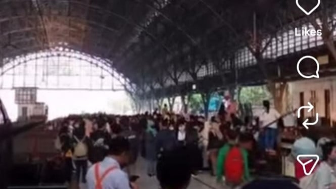 Gangguan Operasional Commuter Line Tanjung Priok: Kereta Terhenti akibat Kerumunan Penumpang di Jalur Rel