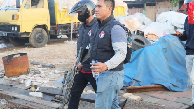 Operasi Antinarkoba di Kampung Bahari Ricuh, Aparat BNN Dihadang Massa dengan Mercon