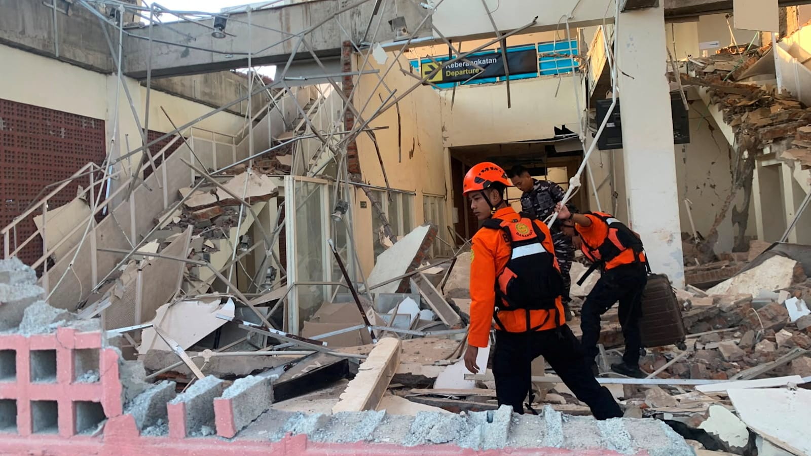 Gempa Bumi Dahsyat Mengguncang NTT: 38 Nyawa Melayang, Ratusan Masih Terperangkap di Bawah Puing-Puing Bangunan