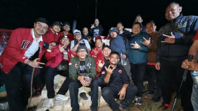 Pendakian Spiritual Hasto ke Puncak Pusuk Buhit: Kenang Perjuangan Founding Fathers Menjelang Hari Kemerdekaan