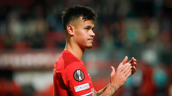 Mees Hilgers Kembali ke Latihan FC Twente, Namun Status di Tim Utama Masih Bergantung pada Evaluasi Manajemen