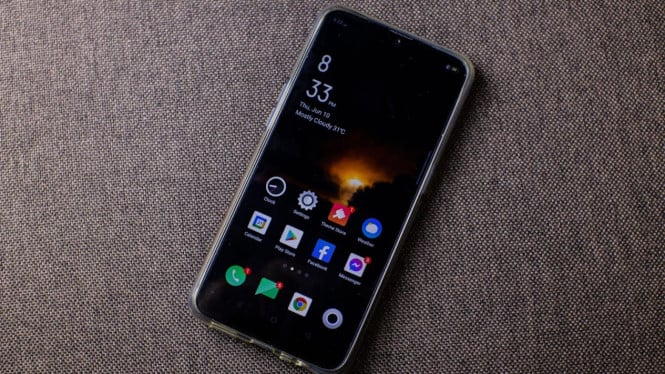 Revolusi Teknologi Layar Smartphone: Mengapa Kelas Menengah Kini Bersaing dengan Flagship