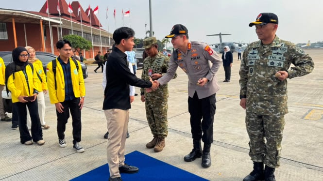 Gibran Rakabuming Dampingi Mahasiswa UI Memberikan Dukungan Psikologis kepada Korban Gempa NTT
