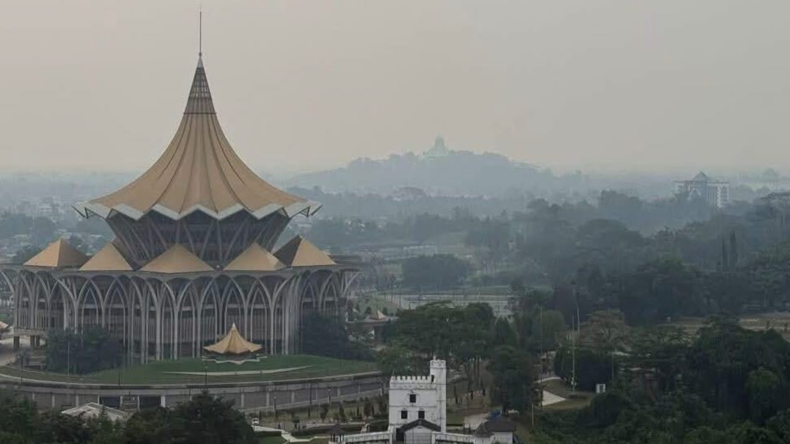 Krisis Kualitas Udara Malaysia Timur: Hampir 600 Sekolah di Sarawak Tutup Darurat Akibat Polusi Asap Membahayakan