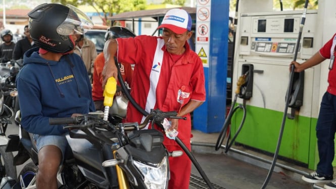 Dedikasi Tanpa Henti: Petugas SPBU Pertamina di NTT Terus Berjuang Melayani Masyarakat Pascagempa Dahsyat