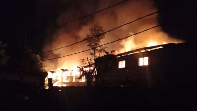 Operasi Penyelamatan Berskala Besar di Kebayoran Baru: 81 Petugas Damkar Berjuang Memadamkan Kobaran Api