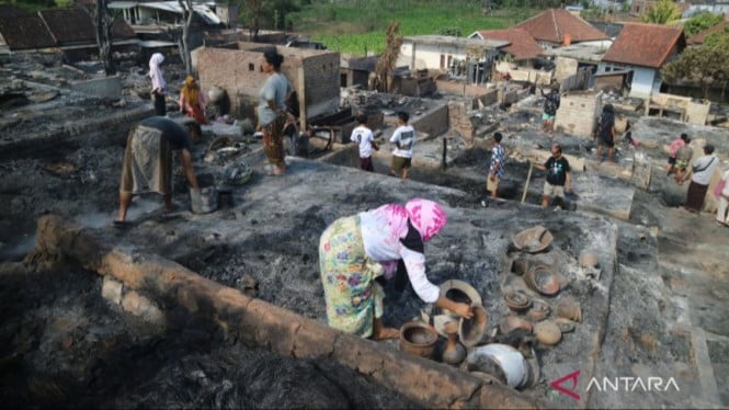 Kebakaran Dahsyat Menghanguskan Ratusan Rumah Tradisional di Desa Adat Sade Lombok, Warisan Budaya Terancam Punah