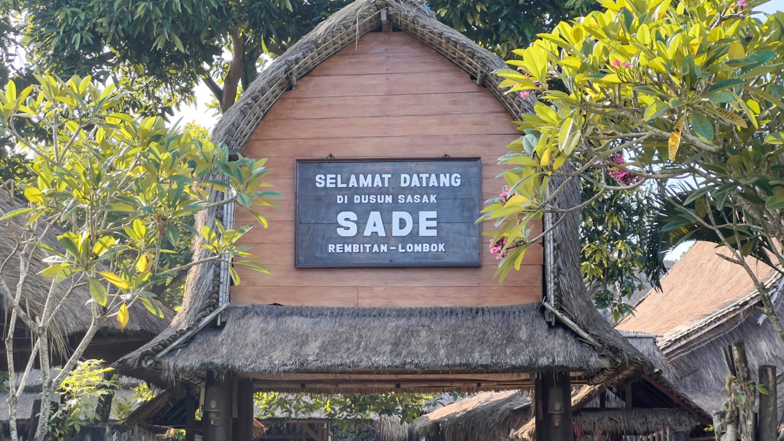 Desa Sade Lombok Hangus Terbakar: Warisan Budaya Sasak Berubah Menjadi Kenangan Kelam