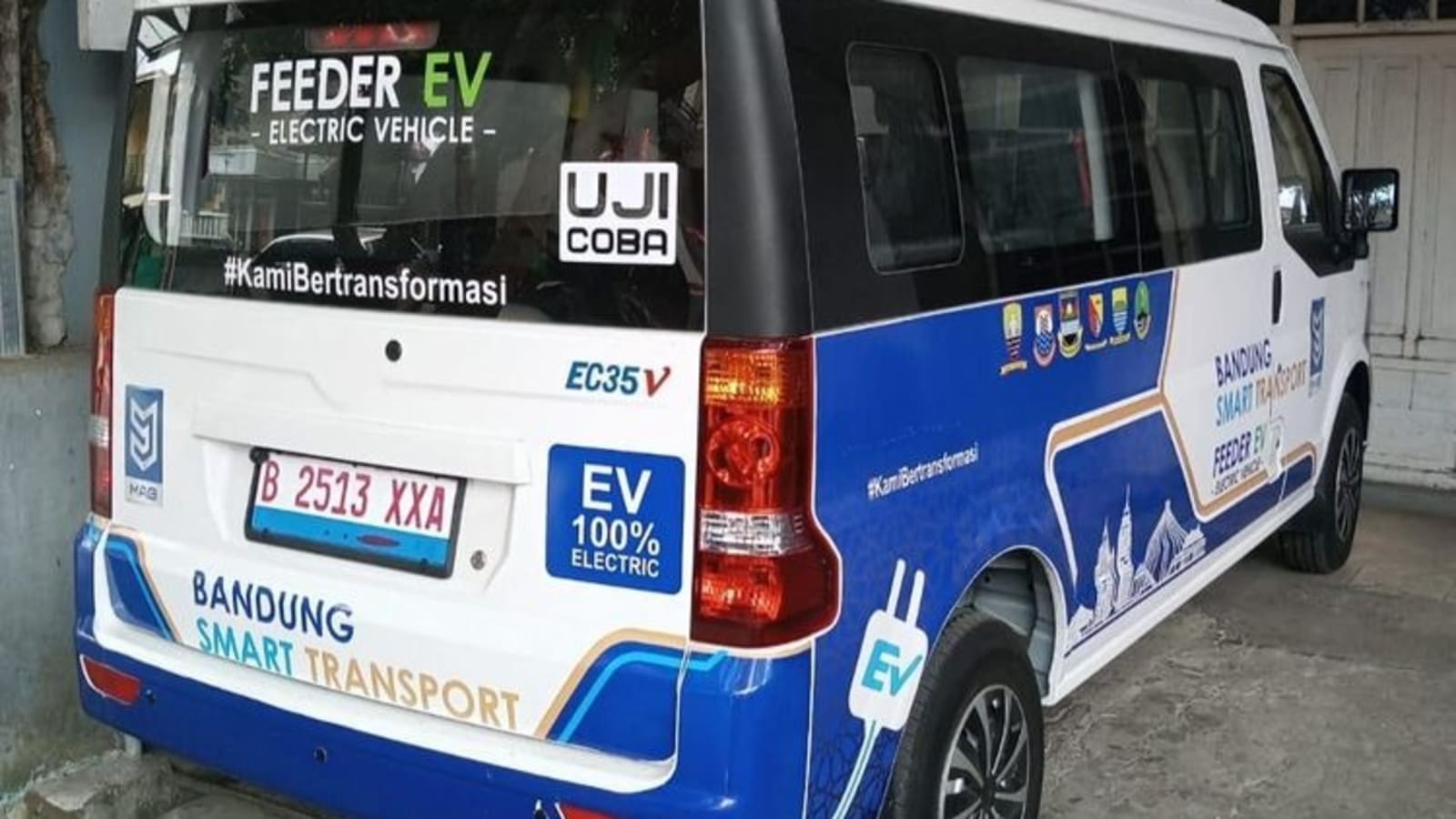 Bandung Meluncurkan Program Uji Coba Angkutan Kota Bertenaga Listrik dengan Layanan Gratis untuk Publik