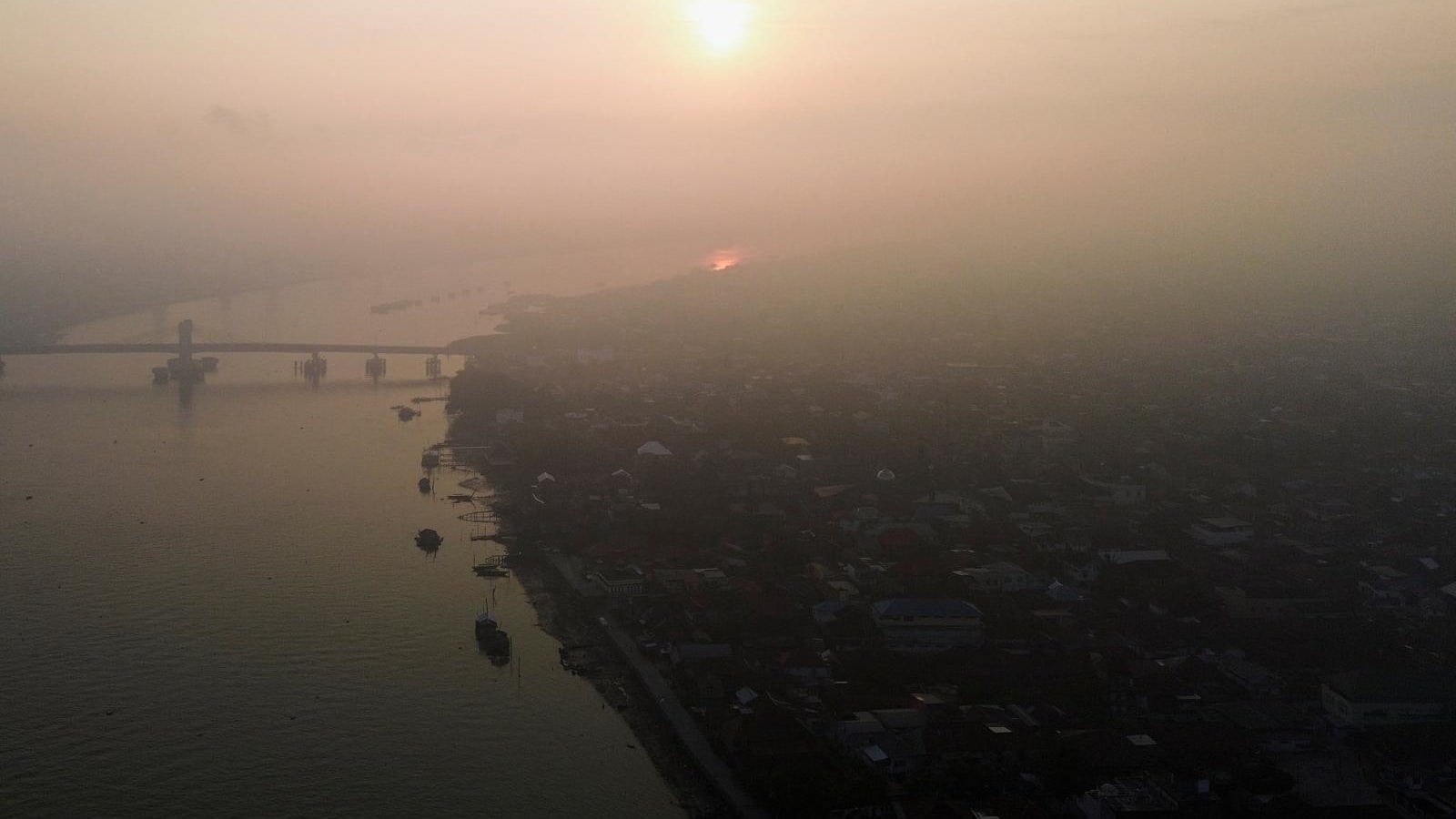 Asap Kebakaran Hutan Memaksa Dua Pesawat Batal Mendarat di Jambi, Operasional Bandara Terganggu Serius