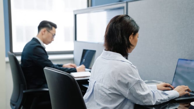 Fenomena 'Job Hugging': Ketika Pekerja Muda Memilih Bertahan dalam Ketidakpuasan Daripada Mengambil Risiko