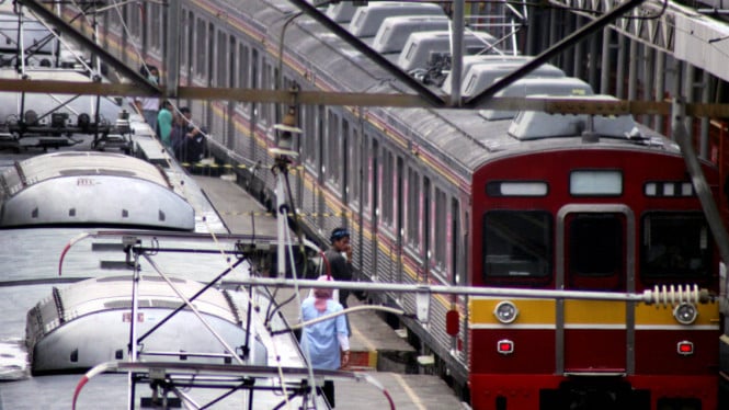 Operasional KRL Tanah Abang PP Terganggu Akibat Penumpukan Penumpang di Kawasan Palmerah