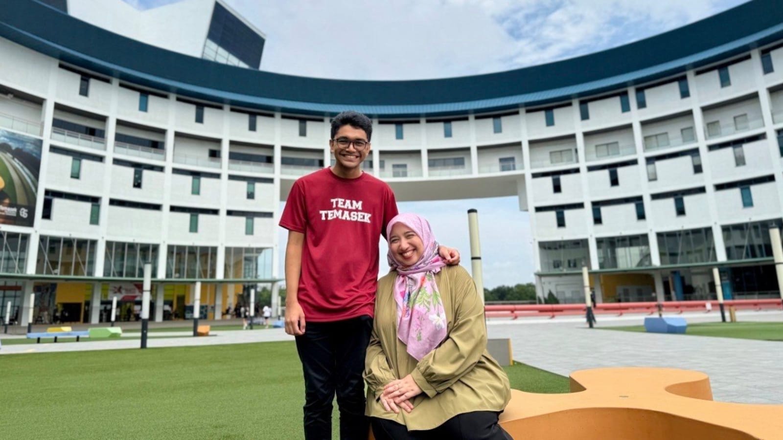Melawan Takdir Umur: Perempuan 40 Tahun Ini Buktikan Pendidikan Tak Pernah Terlambat dengan Kuliah Bersama Anak